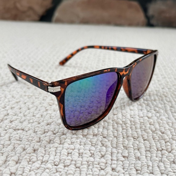 LOFT Accessories - Women’s LOFT Tortoise Brown Sunglasses